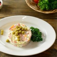 Салат Оливье с мясом дичи и перепелиными яйцами
