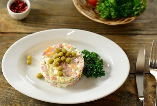 Салат Оливье с мясом дичи и перепелиными яйцами