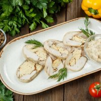 Руляда из курицы с соусом из хрена