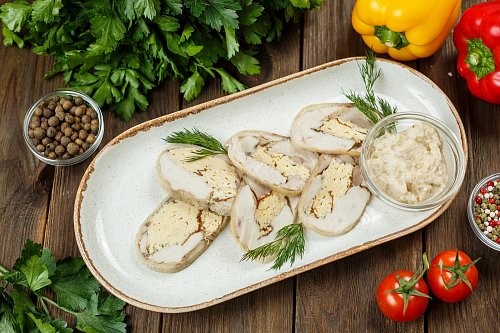 Руляда из курицы с соусом из хрена