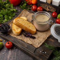 Нежный паштет из утиной печени с соусом из ежевики
