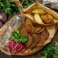 Сельдь домашнего посола с печёным картофелем и ржаными гренками