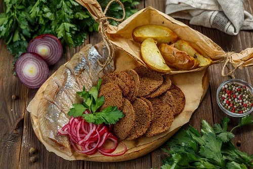 Сельдь домашнего посола с печёным картофелем и ржаными гренками